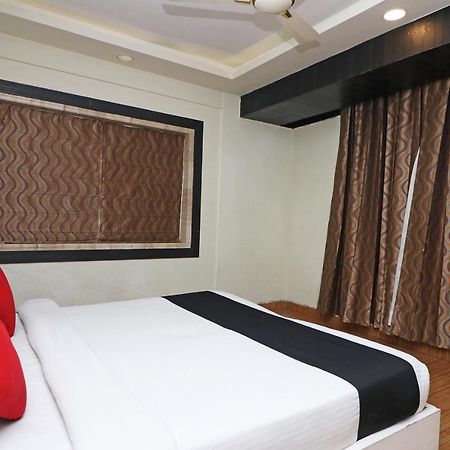 Hotel Emerald Calcutta Exteriör bild