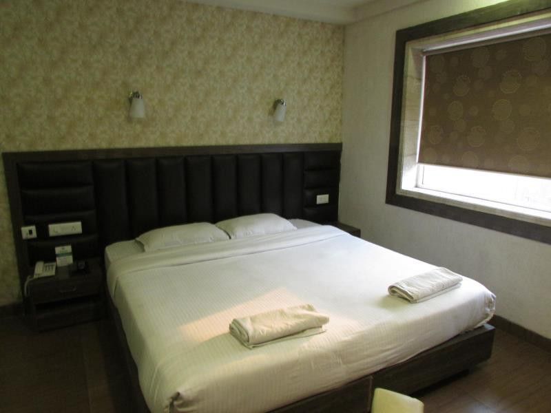 Hotel Emerald Calcutta Exteriör bild
