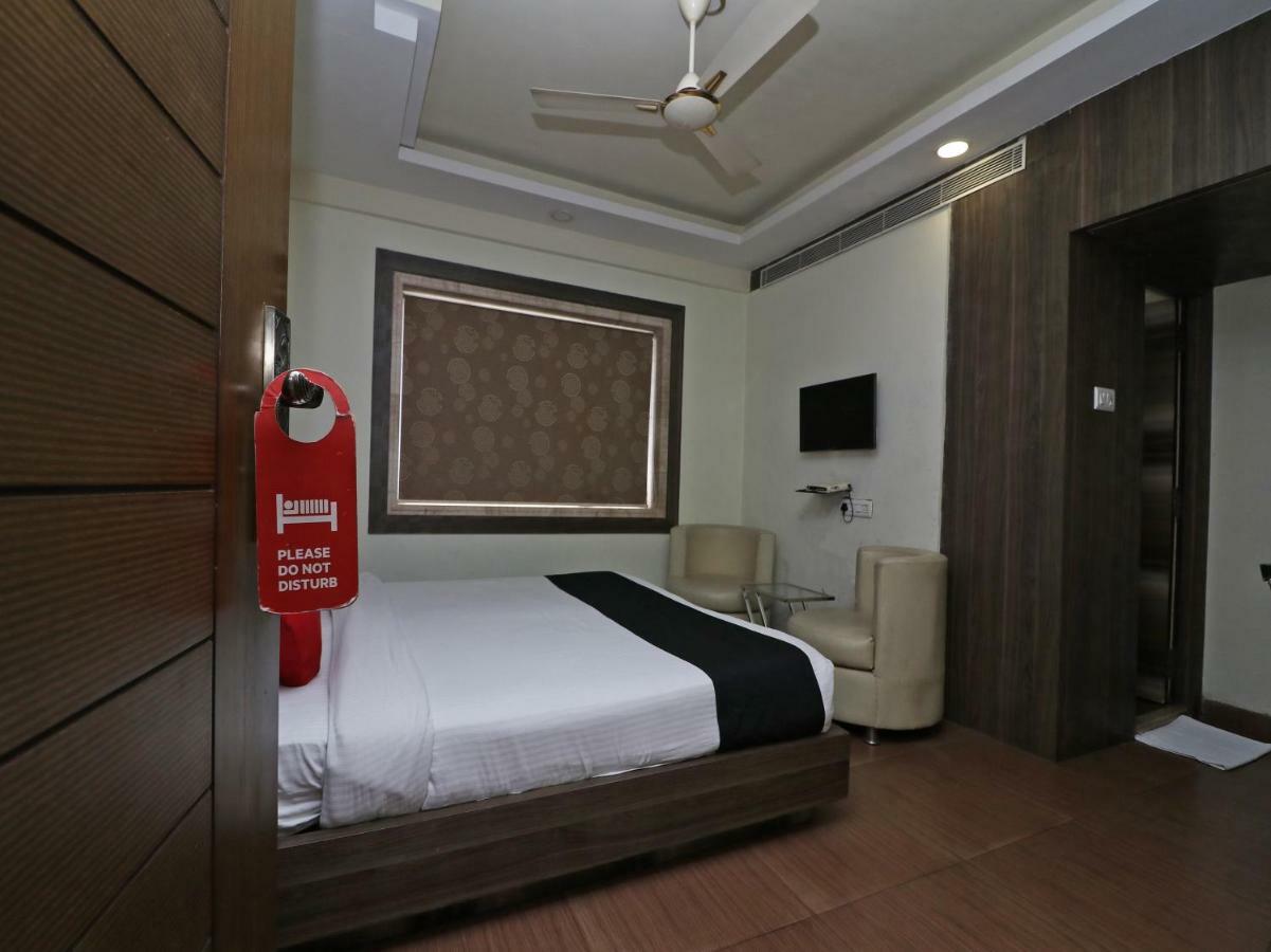 Hotel Emerald Calcutta Exteriör bild