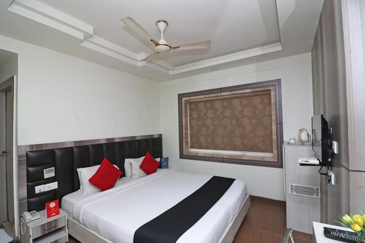 Hotel Emerald Calcutta Exteriör bild