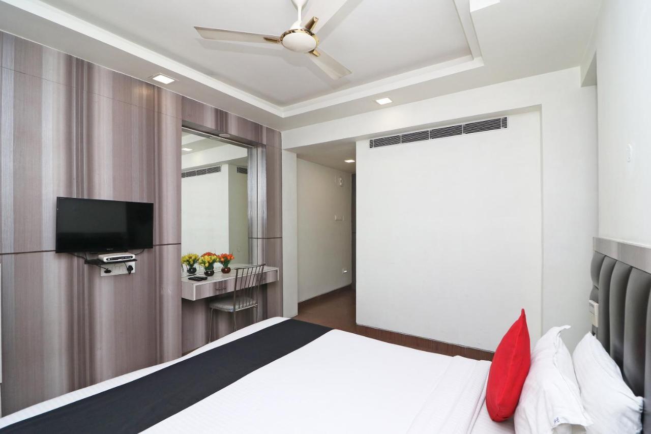 Hotel Emerald Calcutta Exteriör bild