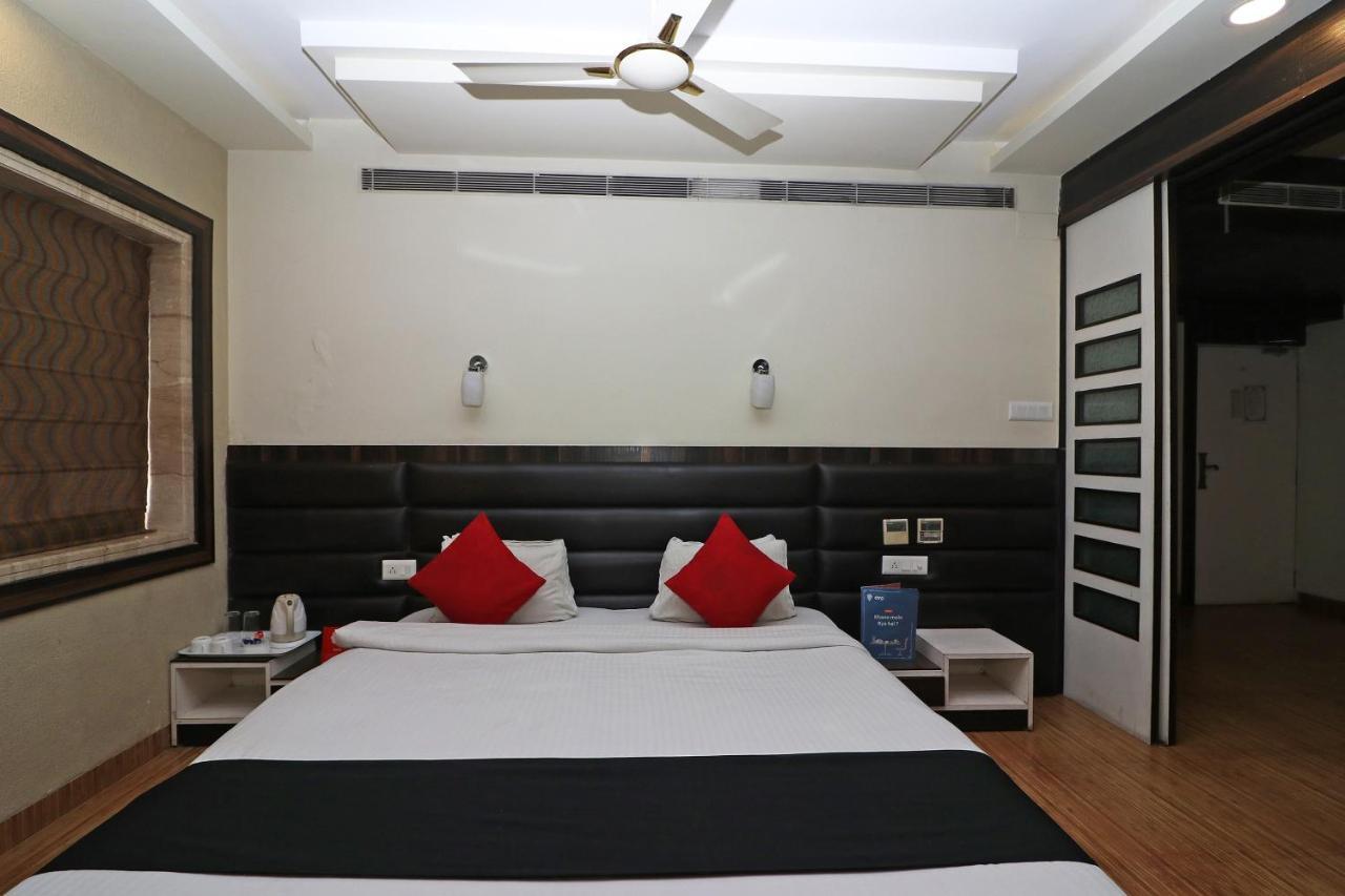 Hotel Emerald Calcutta Exteriör bild