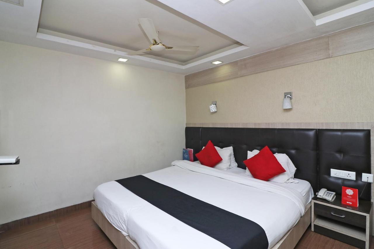 Hotel Emerald Calcutta Exteriör bild
