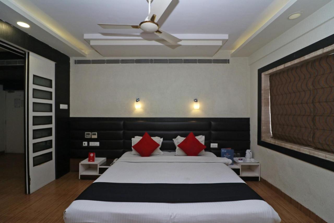 Hotel Emerald Calcutta Exteriör bild